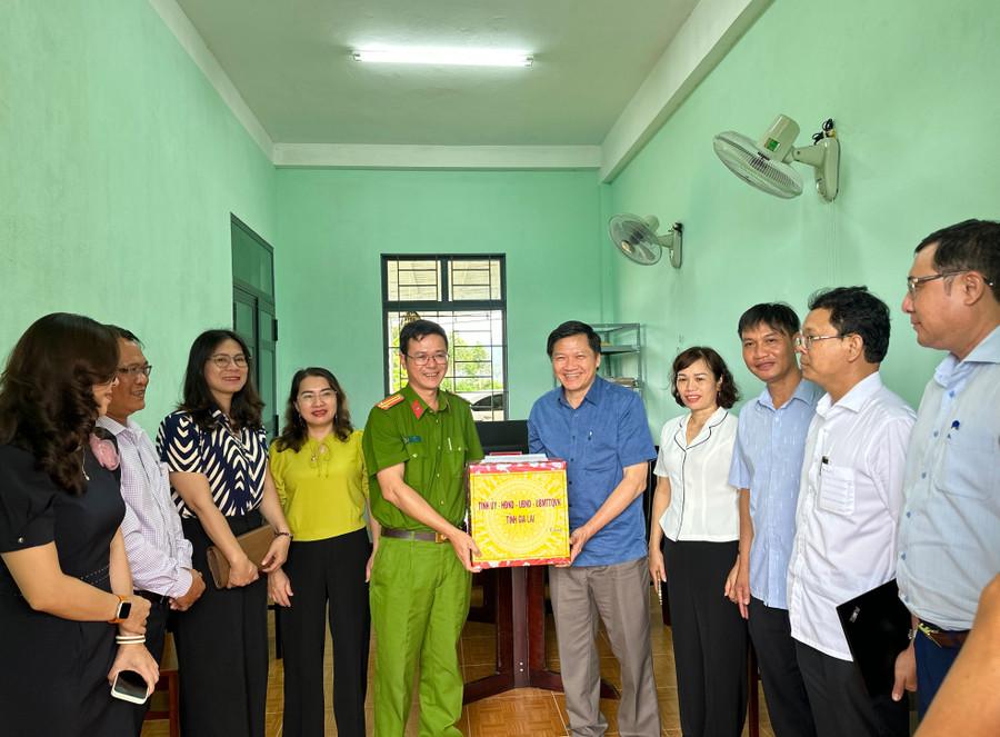 pho-chu-tich-thuong-truc-hdnd-tinh-truong-van-dat-tham-tang-qua-cua-tinh-uy-hdnd-ubnd-uy-ban-mttq-viet-nam-tinh-cho-cac-co-quan-don-vi-cua-xa-ayun-anh-ha-duy.jpg