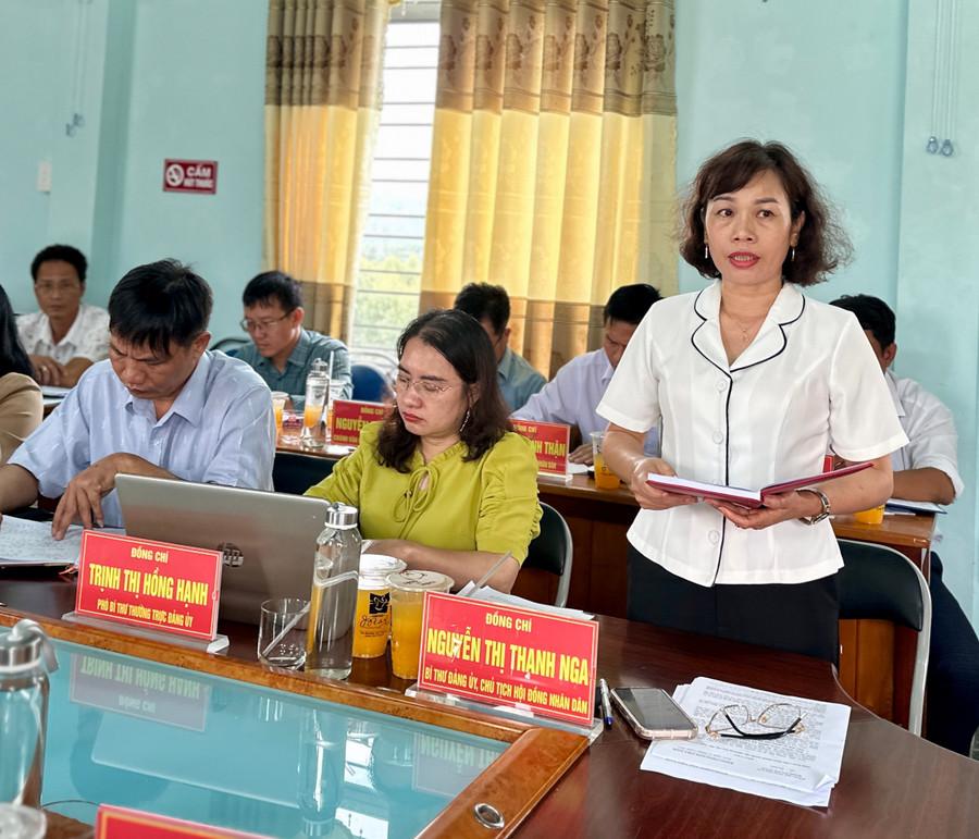 dong-chi-nguyen-thi-thanh-nga-bi-thu-dang-uy-chu-tich-hdnd-xa-ayun-bao-cao-tai-buoi-lam-viec-anh-ha-duy.jpg
