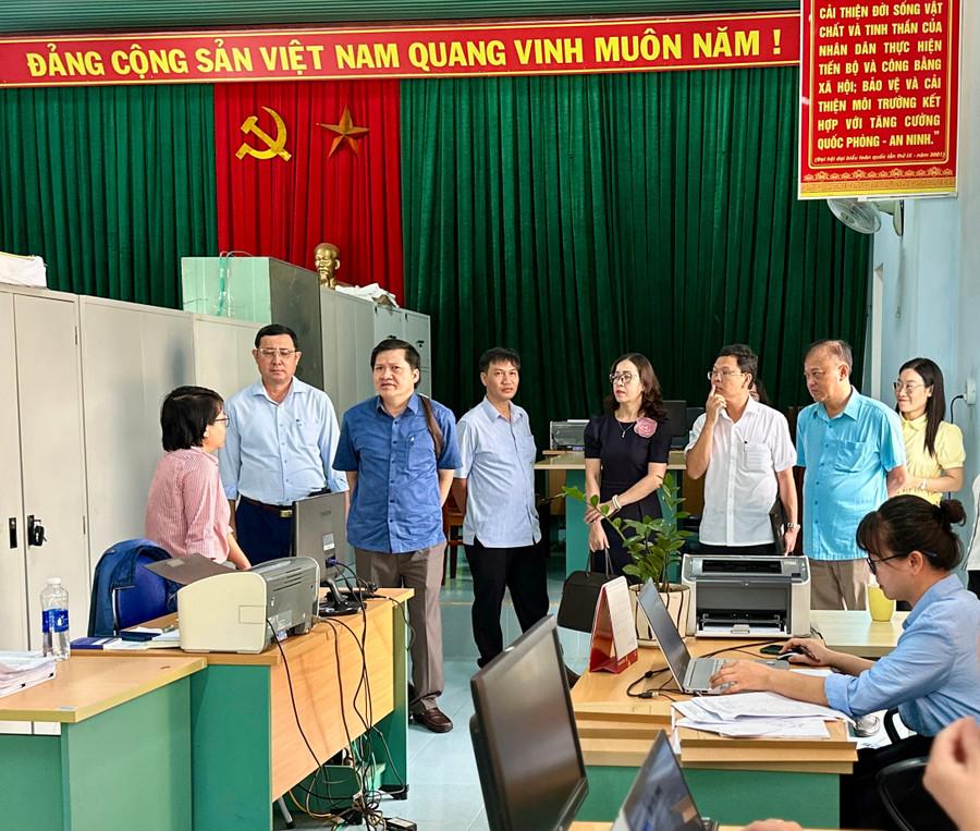 dong-chi-truong-van-dat-di-thuc-te-de-kiem-tra-hoat-dong-cua-cac-phong-ban-sau-sap-nhap-anh-ha-duy.jpg
